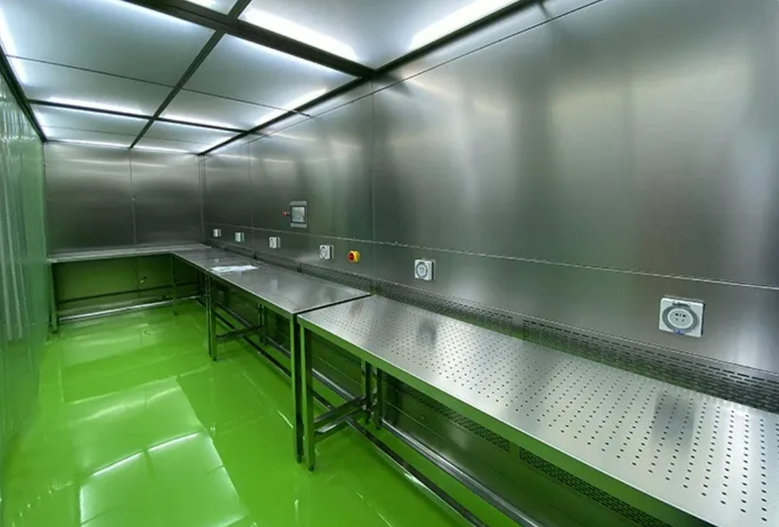 Negative pressure raw material sampling room